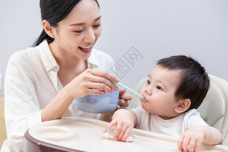 妈妈味道标签妈妈喂小宝宝吃辅食背景