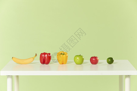桌子上的水果蔬菜图片