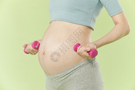孕妇锻炼健身孕妇用哑铃健身背景