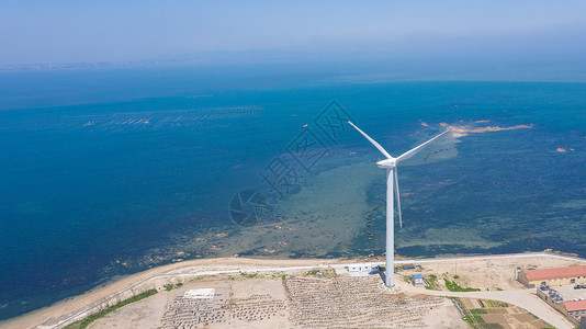 山东威海海边的风力发电机背景图片
