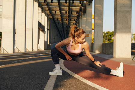 运动女性晨练热身压腿图片