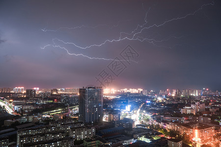 灯火下的城市电闪雷鸣下的城市雨天背景