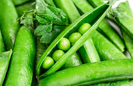健康绿豆绿色新鲜豌豆和豌豆荚背景