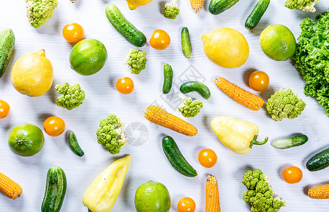 绿花菜白色木桌上的绿黄果蔬背景