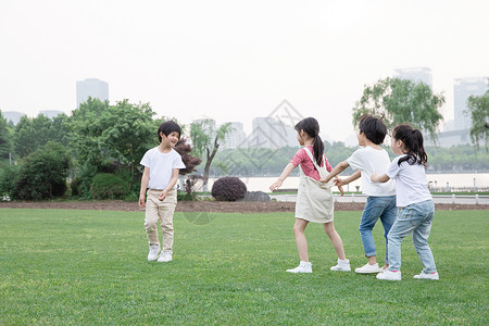 暑假舞蹈班女孩在户外玩游戏的儿童背景