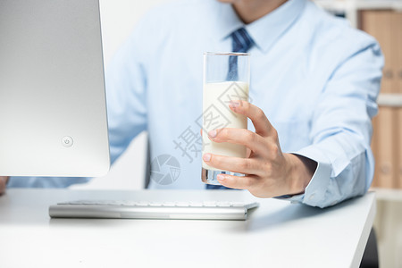 电脑端首页商务男士在办公室端着牛奶背景