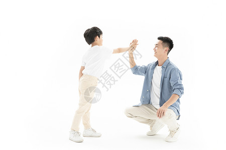 小男孩和父亲击掌图片