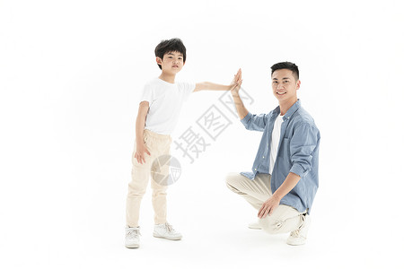 小男孩和父亲击掌图片