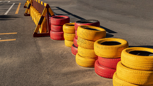 汽车练习场地的彩色轮胎背景图片