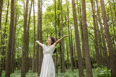 青年女性森林拥抱大自然背景图片