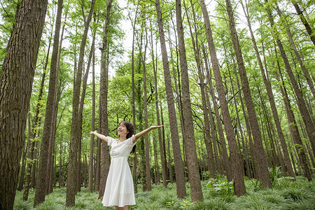 青年女性森林拥抱大自然背景图片
