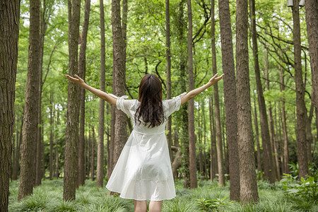 青年女性森林拥抱大自然图片