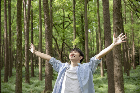 户外呼吸青年男性森林拥抱大自然背景