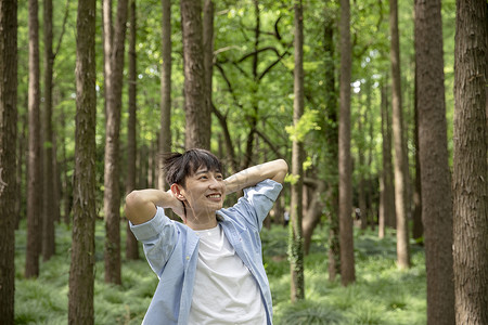 青年男性森林拥抱大自然背景图片