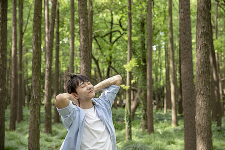 青年男性森林拥抱大自然背景图片