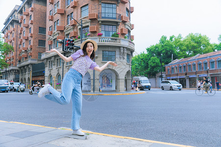 蓝衣女生跳绳旅行博主美女街拍背景