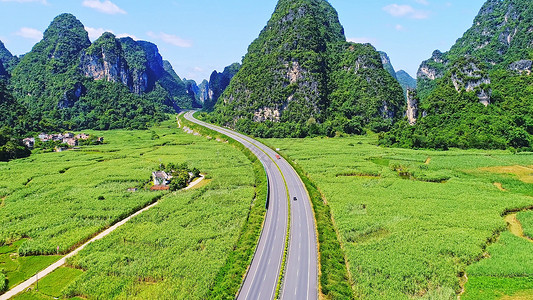 喀斯特地貌间的公路图片