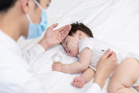 儿童感冒贴医生给婴儿检查体温背景