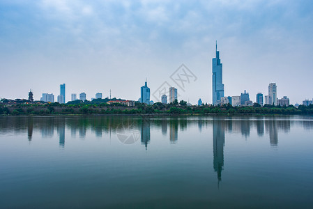 南京城玄武湖畔城市建筑倒影背景