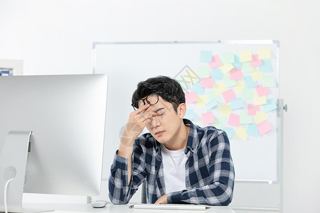 男性上班时间睡着程序员工作疲惫背景