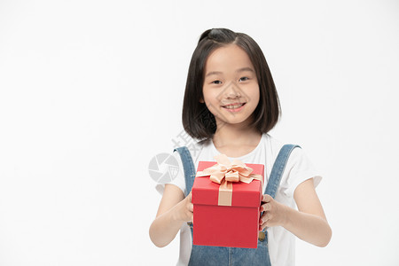 小女孩手捧礼物盒背景图片