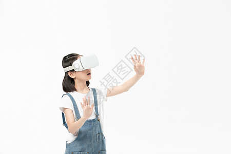 小女孩体验vr眼镜图片