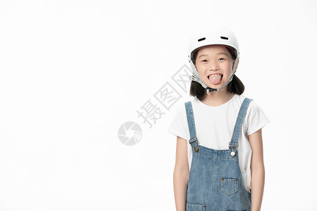戴头盔的小女孩搞怪表情图片