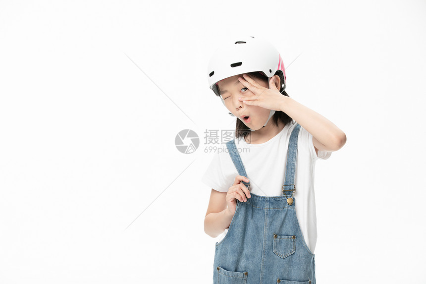 戴头盔的小女孩搞怪表情图片
