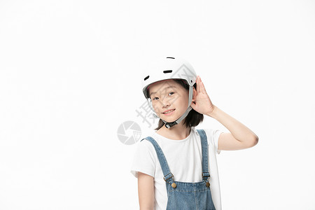 戴头盔小女孩做倾听手势图片