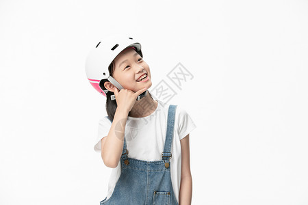 戴头盔小女孩打电话手势背景图片