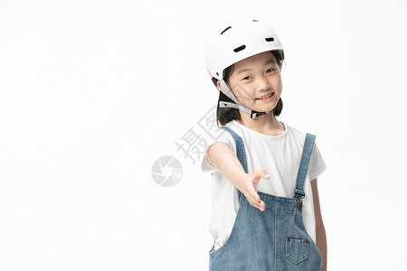 戴头盔小女孩握手背景图片