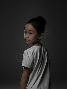 中国留守儿童小女孩回眸背景