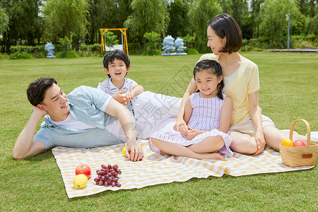 一家人户外野餐背景图片