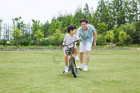 父亲节创意插图爸爸陪伴小男孩骑自行车背景