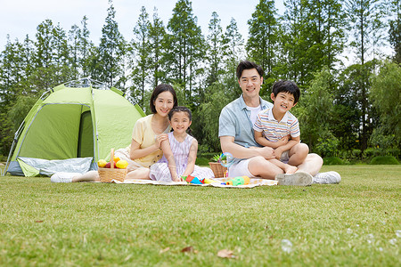 一家四口家庭出游野餐背景图片