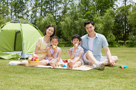 一家四口家庭出游野餐旅行高清图片素材