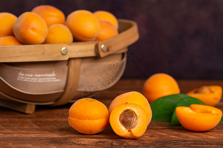 杏核水果篮旁散落的杏子背景