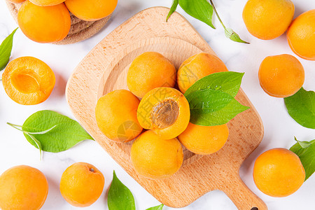 杏子熟了餐盘上摆满了杏子背景