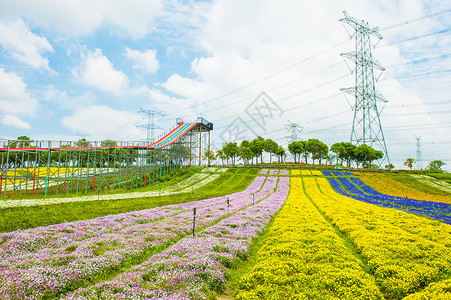 花园内花圃五彩滑道游玩设施高清图片