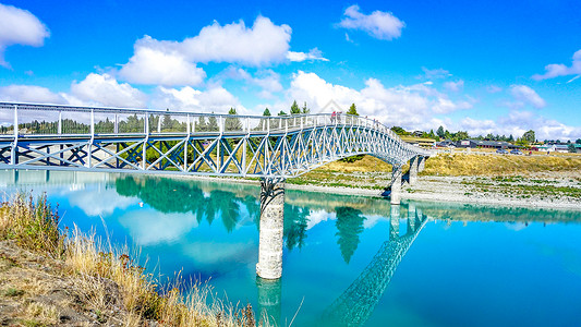 新西兰特卡波湖倒影的桥高清图片