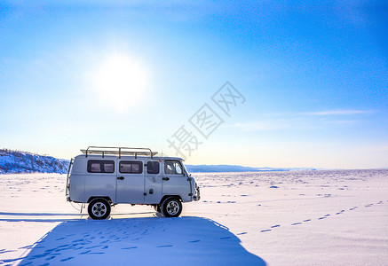 俄罗斯雪地上的车辆背景图片
