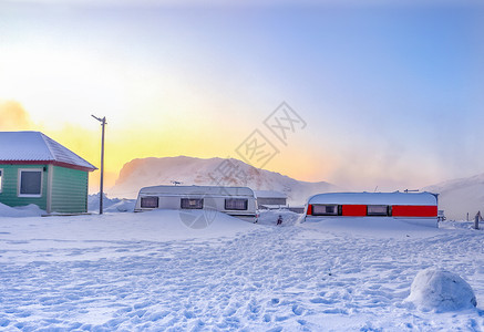 俄罗斯雪地房车露营高清图片