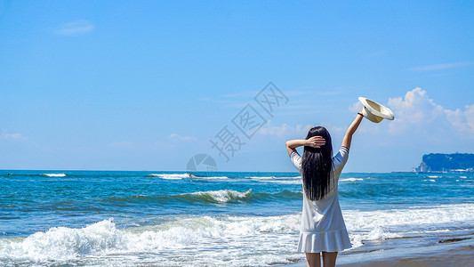 日本海岸线镰仓湘南海边的女孩背影背景