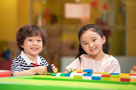 在儿童游乐园搭积木的小朋友图片