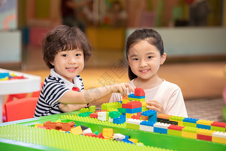 在儿童游乐园搭积木的小朋友图片