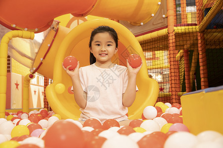 烂苹果乐园在海洋球里嬉戏的小女孩背景