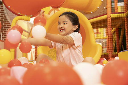 小朋友在海洋球里嬉戏在海洋球里嬉戏的小女孩背景