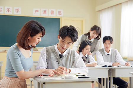 中学生做作业教师辅导学生做作业背景