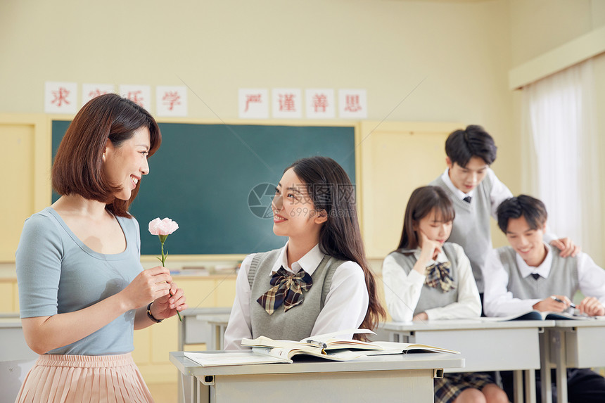 学生送花给老师图片