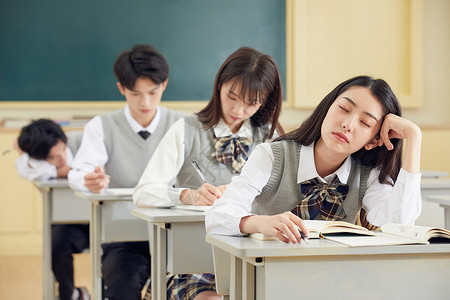 上课打瞌睡打瞌睡的学生：亚洲中学生在课堂上打瞌睡背景